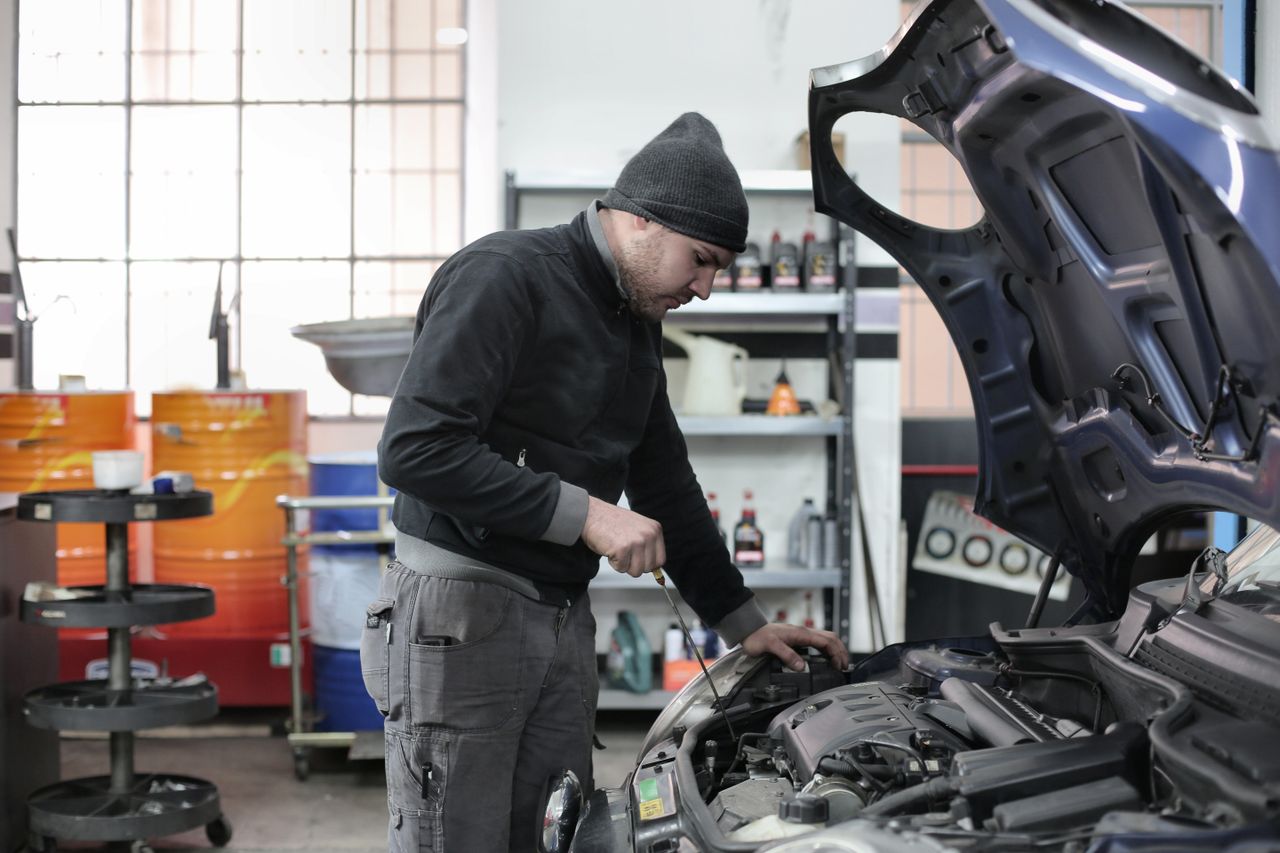 Motorprüfung und Ölstandskontrolle