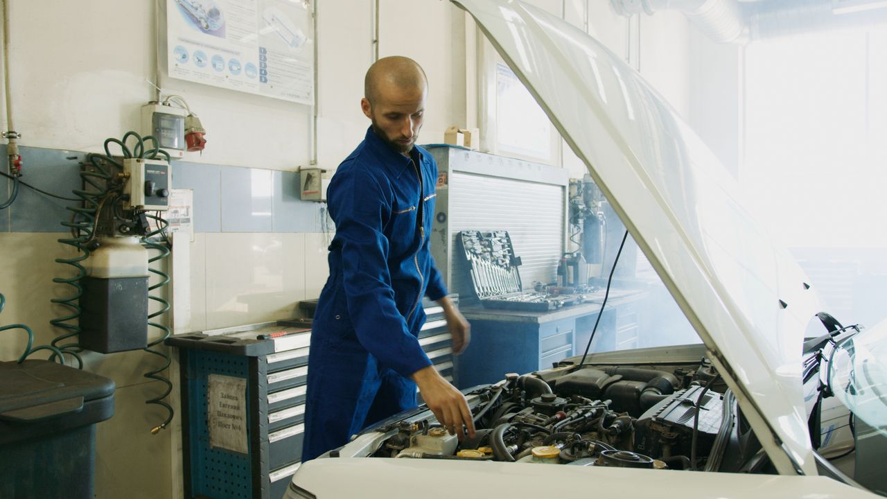 Batterie- und Systemcheck am Fahrzeug