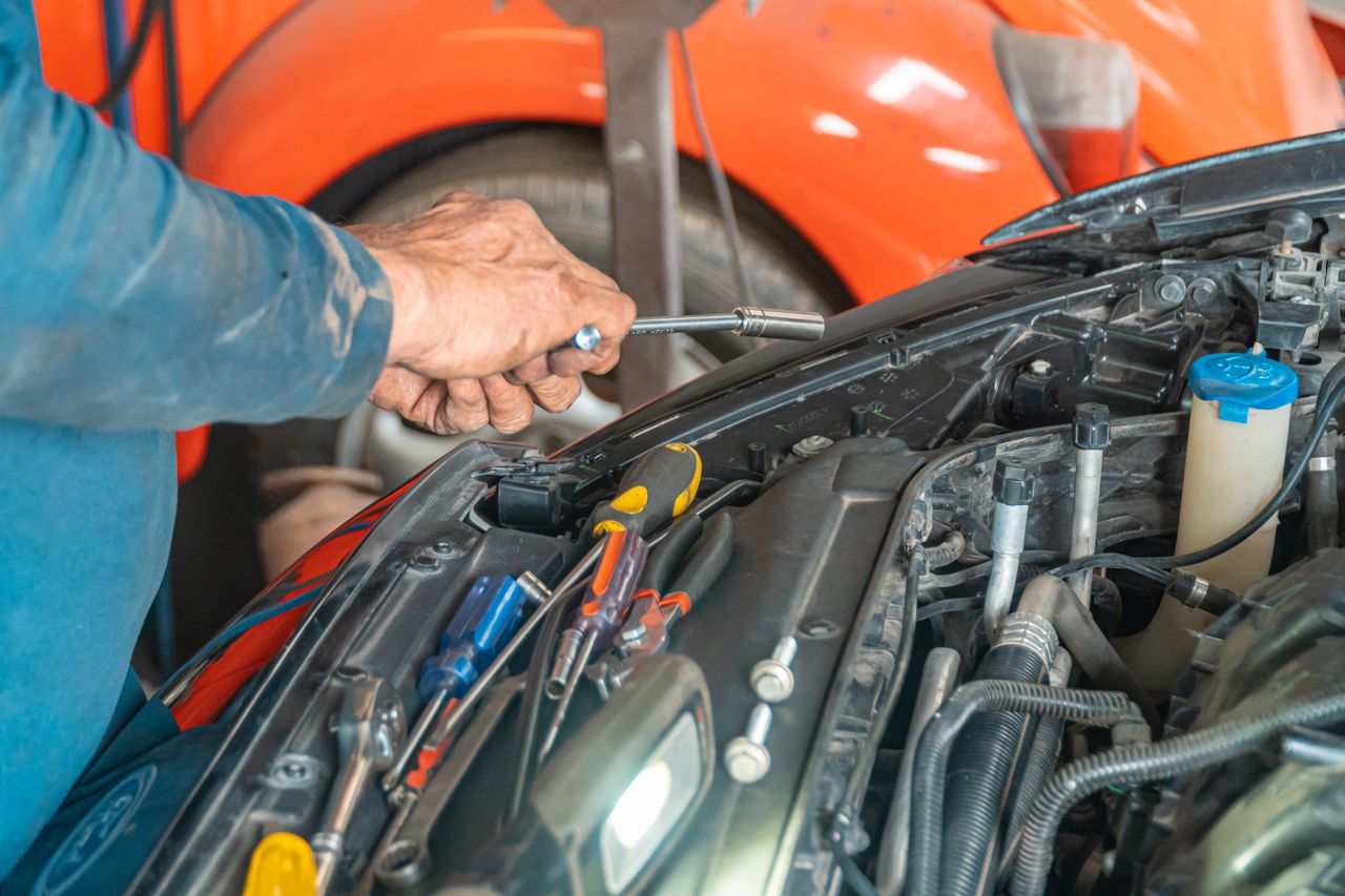 Werkstattarbeit mit professionellem Werkzeug
