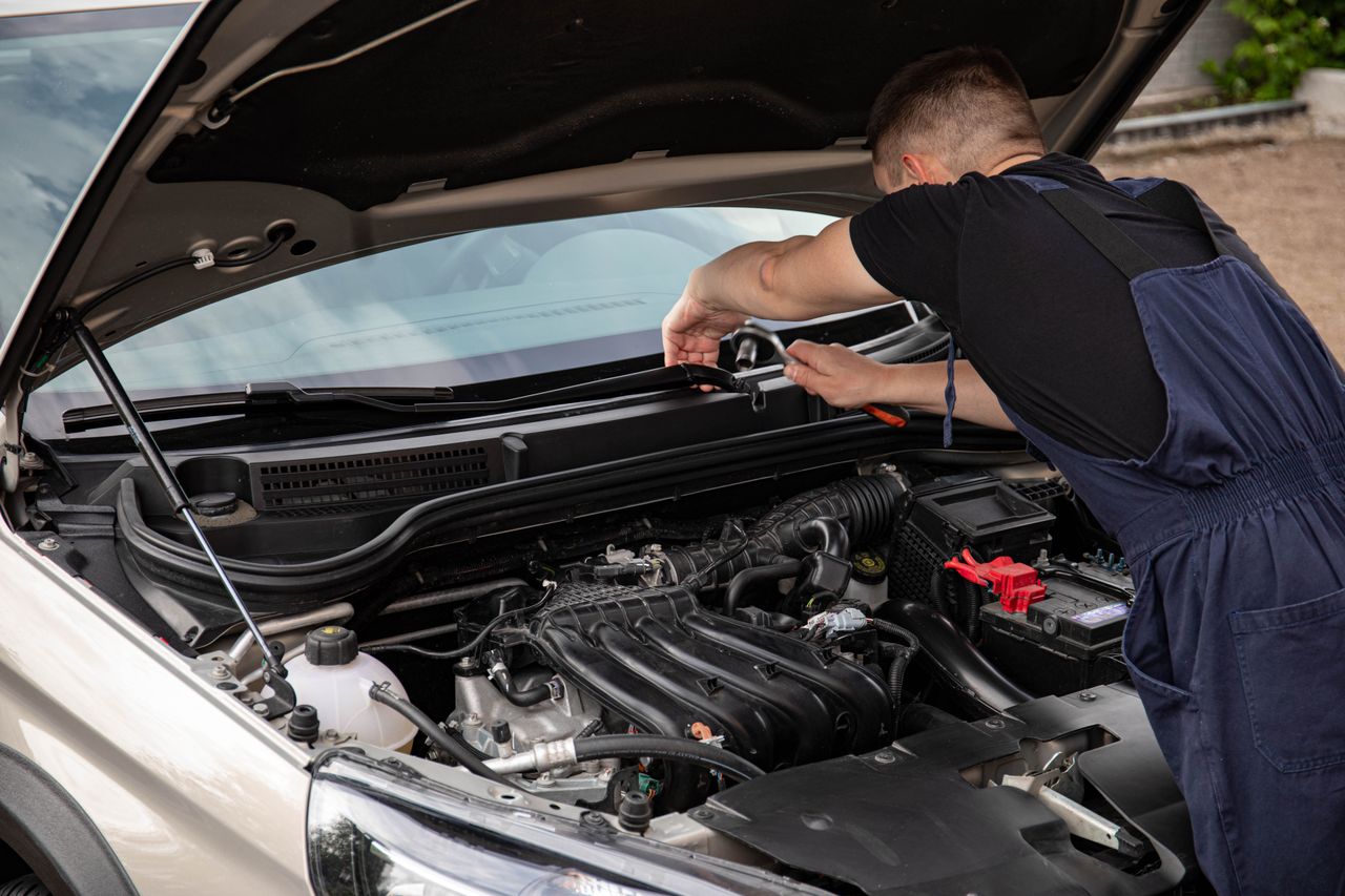 Erfahrener Techniker bei der Motorarbeit
